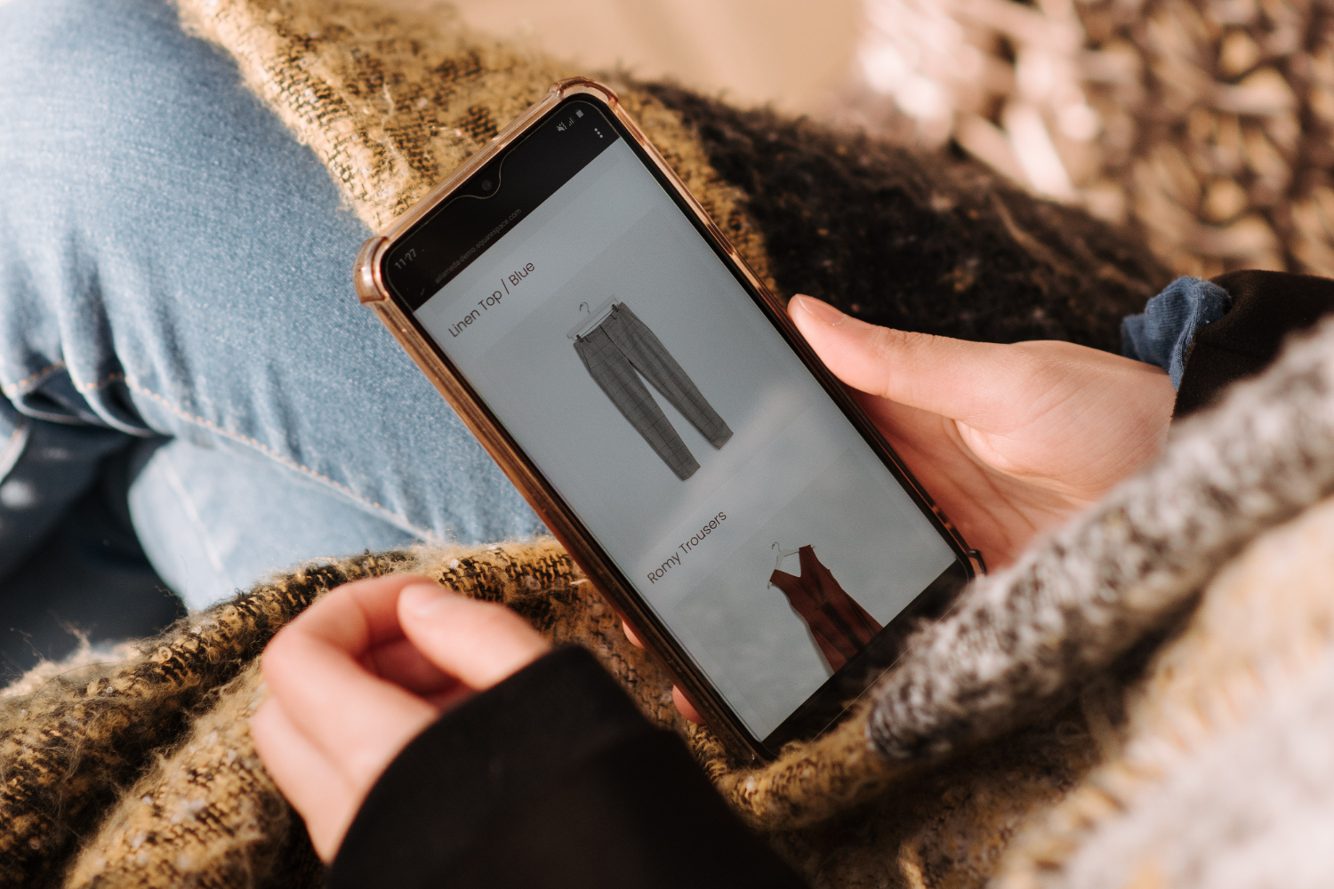 Foto van een mens die advertenties bekijkt op een mobiele telefoon
